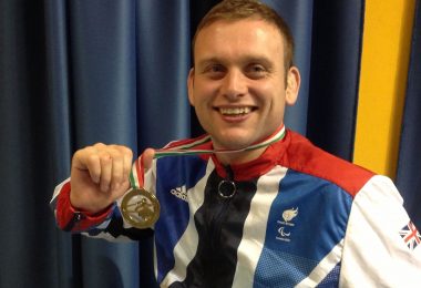 Rob Davies MBE - Enillydd Medal Aur mewn Tennis Bwrdd yn y Gemau Paralympaidd